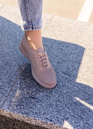 Женские кожаные мокасины со шнурками с перфорацией бежевого цвета5 фото