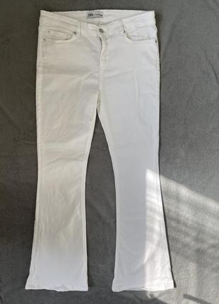Белые базовые джинсы клеш zara2 фото