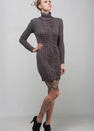 Серое вязаное мини платье -свитер с цветочным декором2 фото