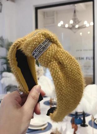 Стильный обруч для волос / ободок пушистый со стразами горчичный