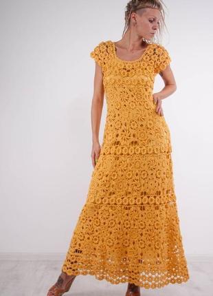 Желтое вязаное крючком ажурное макси платье