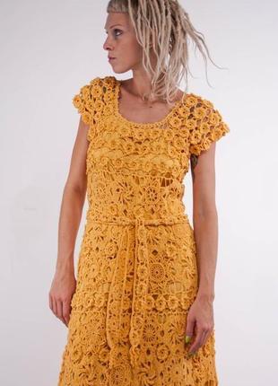 Желтое вязаное крючком ажурное макси платье9 фото
