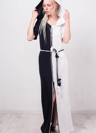 Черно-белое вязаное макси платье с капюшоном5 фото