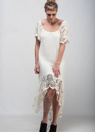 Белое вязаное ажурное миди платье с ассиметричным низом4 фото