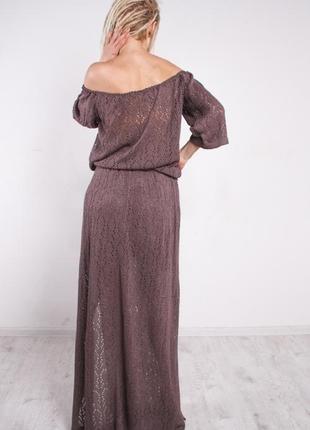 Коричневое вязаное макси платье с разрезами и карманами5 фото