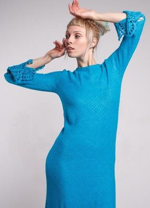 Бирюзовое трикотажное макси платье с ажурной ассиметричной каймой6 фото
