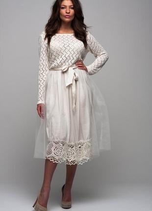 Белое трикотажное вечернее платье с ажурной каймой и фатиновой юбкой3 фото