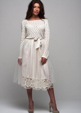 Белое трикотажное вечернее платье с ажурной каймой и фатиновой юбкой4 фото