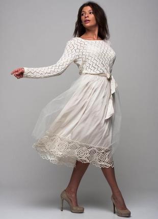 Белое трикотажное вечернее платье с ажурной каймой и фатиновой юбкой5 фото