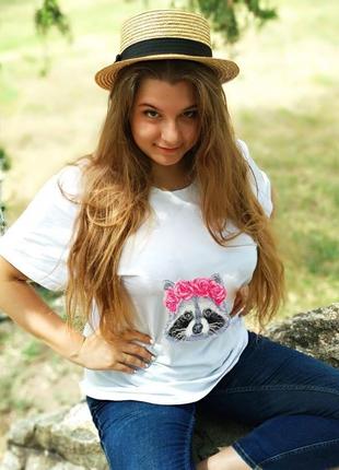 Женская футболка вышитая бисером енот от пушки наталии1 фото
