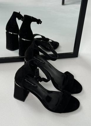 Черные замшевые босоножки на широком каблуке6 фото