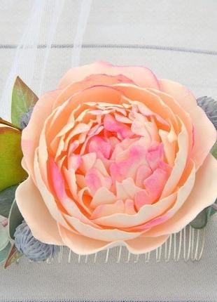 Свадебный гребень персиковый пион, эвкалипт и бруния.цветочное украшение невесты в пастельных тонах2 фото