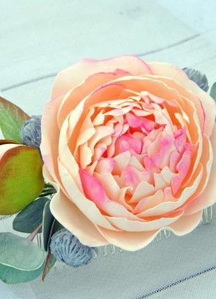 Свадебный гребень персиковый пион, эвкалипт и бруния.цветочное украшение невесты в пастельных тонах5 фото