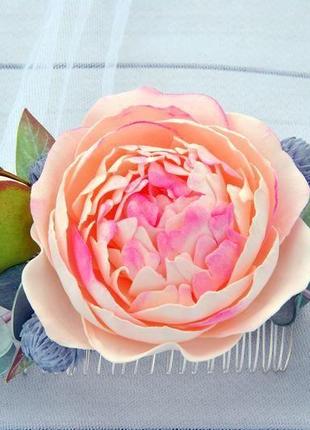 Свадебный гребень персиковый пион, эвкалипт и бруния.цветочное украшение невесты в пастельных тонах3 фото