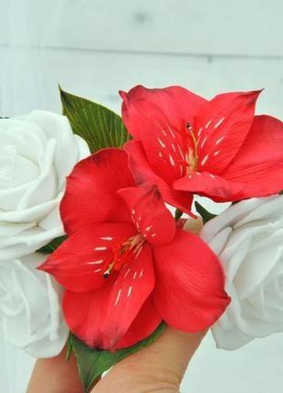 Заколка с цветами белые розы и красные лилии.свадебное украшение с цветами2 фото