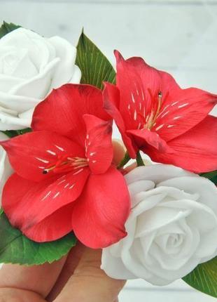 Заколка с цветами белые розы и красные лилии.свадебное украшение с цветами4 фото