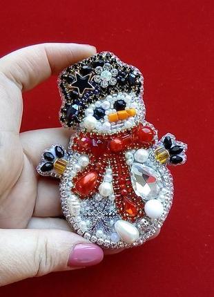 Зимова, чарівна брошка сніговик для новорічного настрою та залучення щастя