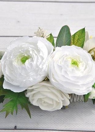 Свадебный гребень с белыми цветами белые ранункулюсы фрезии и эвкалипт4 фото