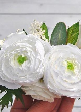 Весільний гребінь з білими квітами білі ранункулюсы фрезії і евкаліпт