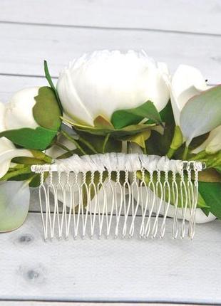Свадебный гребень с белыми цветами белые ранункулюсы фрезии и эвкалипт3 фото