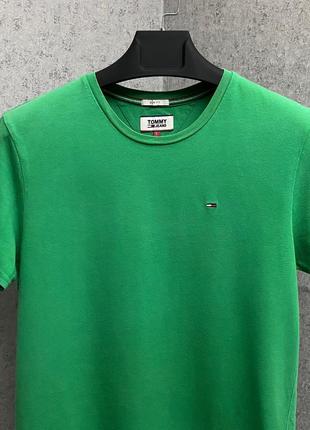 Зеленая футболка от бренда tommy hilfiger3 фото