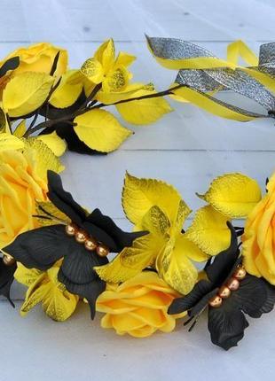 Вінок для волосся з жовтими трояндами і чорними метеликами вінок на голову з квітами5 фото