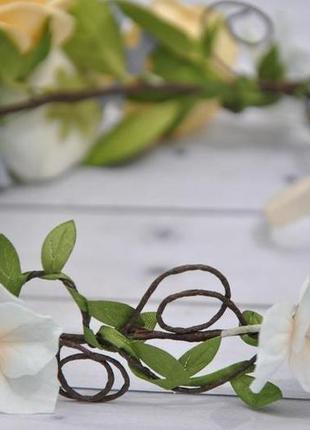 Свадебный венок для волос из суккулентов,персиковых роз и белых ранункулюсов4 фото