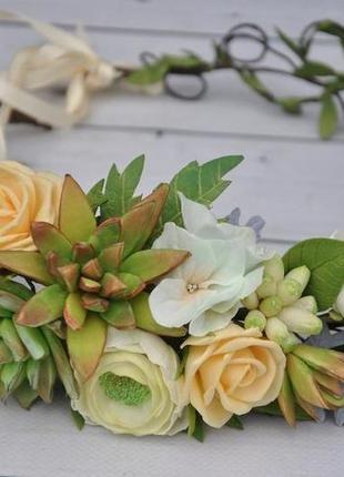 Весільний вінок для волосся з сукулентів,персикових троянд і білих ранункулюсов5 фото