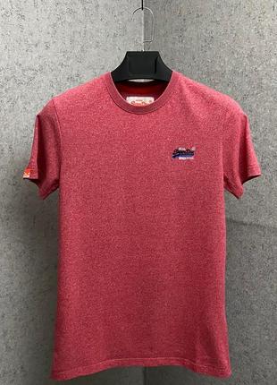 Розовая футболка от бренда superdry