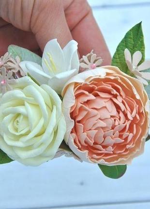 Заколка с персиковым пионом молочными розами и фрезиями гребень для волос с цветами2 фото