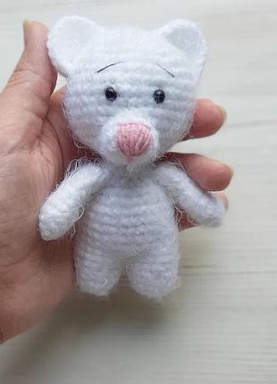 Белый вязаный мишка