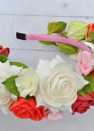 Обруч с цветами для девочки ободок с красными розами и белыми гардениями6 фото