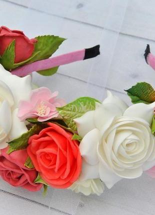 Обруч с цветами для девочки ободок с красными розами и белыми гардениями4 фото