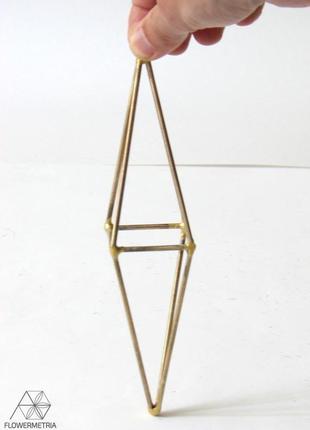 Геометрическая фигура пирамида 4 гранная вытянутая двойная