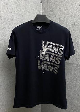 Чорна футболка від бренда vans