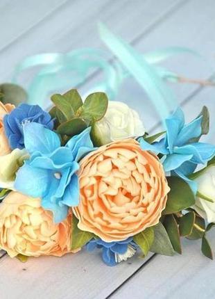 Вінок з персиковими півоніями блакитними гортензіями і трояндами квітковий вінок у зачіску