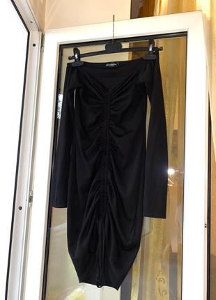 Черное облегающее платье в рубчик с затяжкой открытыми плечами длинными рукавами/ платье с затяжкой по центру из трикотажа в рубчик6 фото