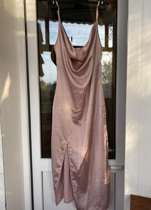 Сатиновое атласное платье комбинацич длины миди с вырезом-хомут на тонких бретелях с регулировкой4 фото