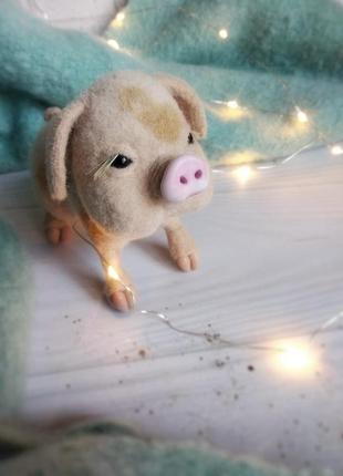 Рождественская свинка - милый подарок ручной работы, валяная хрюшка хендмейд3 фото