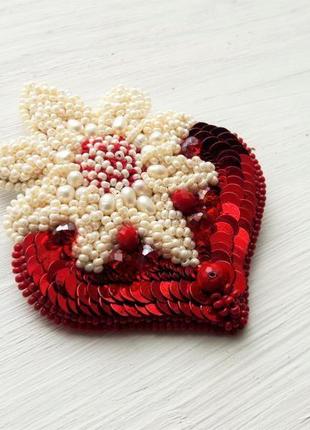 Червона брошка-серце з перлинами та намистинами