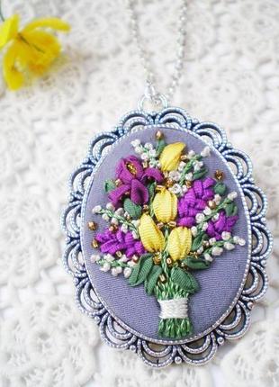 Кулон с цветами, миниатюрная вышивка шелковыми лентами