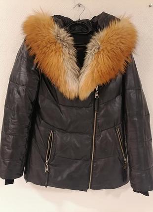 Кожаная куртка с лисиным воротником.