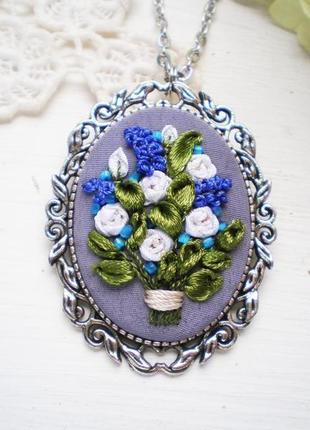 Кулон з квітами, мініатюрна вишивка шовковими стрічками, кулон-брошь с ирисами1 фото