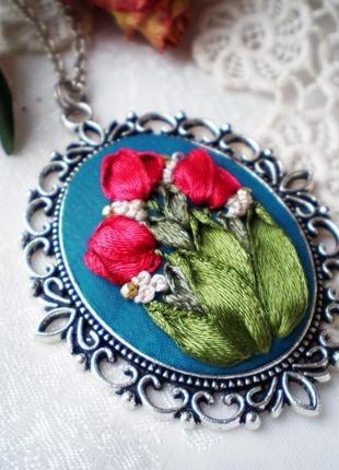 Кулон с цветами, миниатюрная вышивка шелковыми лентами, кулон с тюльпанами1 фото