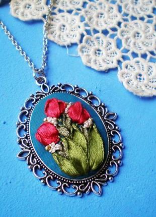 Кулон з квітами, мініатюрна вишивка шовковими стрічками, кулон с тюльпанами3 фото