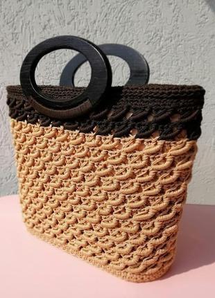 Авторська в'язана сумка кошик персикова з шоколадним верхи і натуральними дерев'яними ручками1 фото