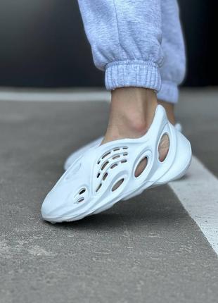 Кроссовки женские