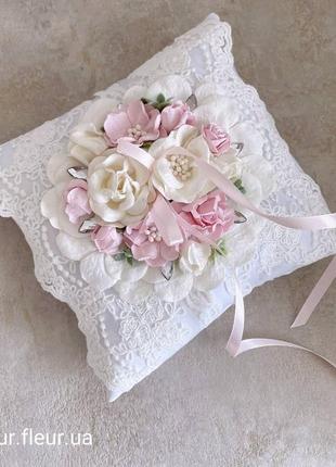 Мереживна подушечка для весільних обручок з рожевими квітами і кристалами