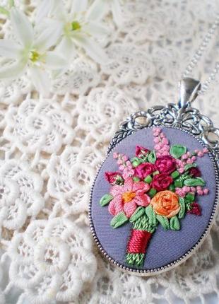 Кулон с цветами, миниатюрная вышивка шелковыми лентами, кулон с розами, с розами6 фото