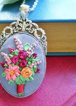 Кулон с цветами, миниатюрная вышивка шелковыми лентами, кулон с розами, с розами3 фото